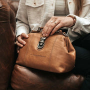 
Tailored Rib Cuffs & Hem Craftsmanship Construction Detail on Rachael Bolso de mano de cuero flor