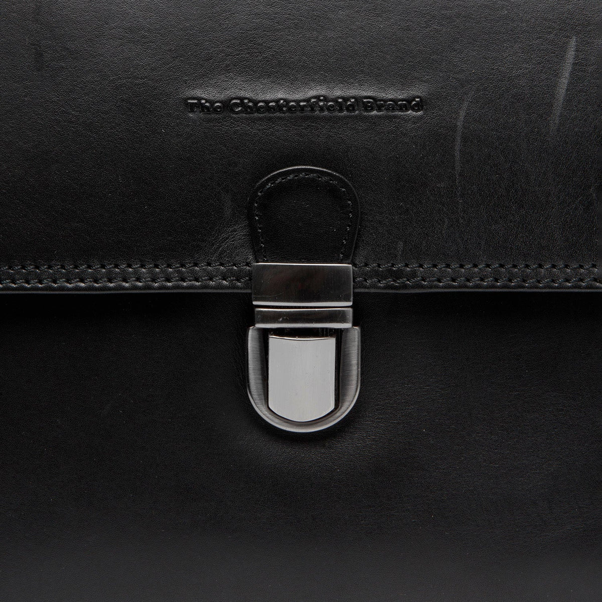 Classic 100% Full-Grain leather Goods - Vista trasera con ajuste entallado en hombros y bajo impecable