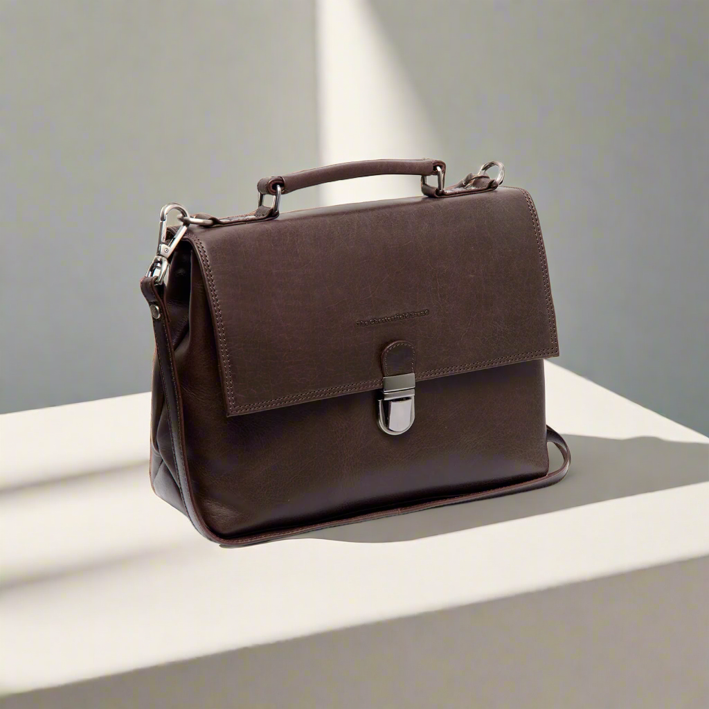 Styled Fit Perspective of Renata Full-Grain Leather Handbag para Mujer on Model - Natural Daylight Drape