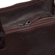 Styled Fit Perspective of Solvin Full-Grain Leather Handbag para Mujer on Model - Natural Daylight Drape