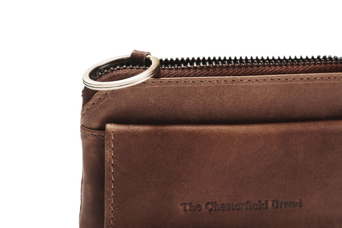 Styled Fit Perspective of Oliver Full-Grain Leather Key Case para Mujer on Model - Natural Daylight Drape