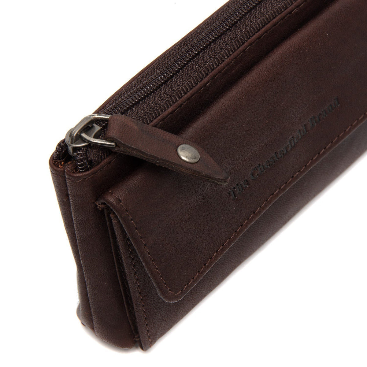 Styled Fit Perspective of Violette Full-Grain Leather Key Case para Mujer on Model - Natural Daylight Drape