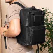 
Classic 100% Full-Grain leather Backpack - Perspectiva trasera con correas de cuero reforzadas