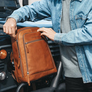 Detroit Full-Grain Leather Laptop Backpack para Mujer – Vista alternativa del producto 2