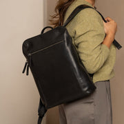 
Classic 100% Full-Grain leather Backpack - Perspectiva trasera con correas de cuero reforzadas
