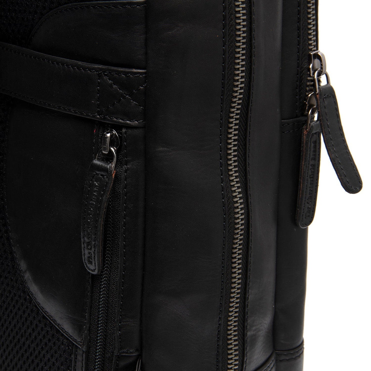 Solid Antique Brass Hardware &amp; Heavy-Duty Dual Zipper Detail on Nicola Full-Grain Leather Laptop Backpack para Mujer
