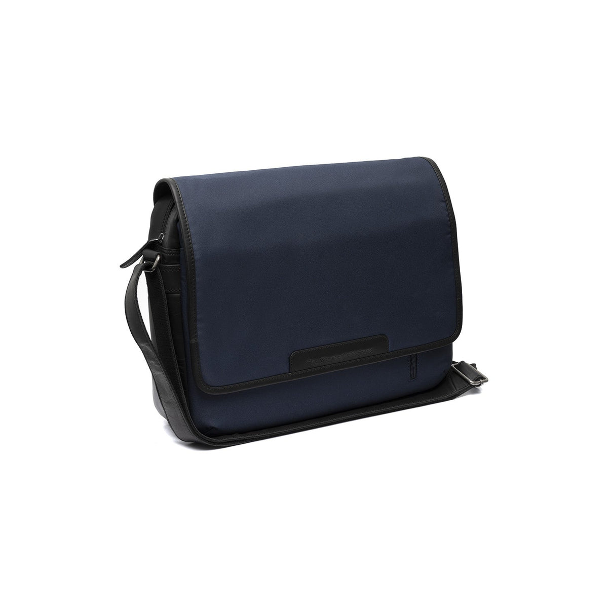 
100% Full-Grain Wax Pull-Up 100% Full-Grain Leather Grain Texture & Handcrafted Patina Detail