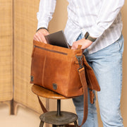 Imperia Full-Grain Leather Laptop Bag para Hombre - Structured Side Profile Showing Gusset Depth &amp; Expansion Capacity