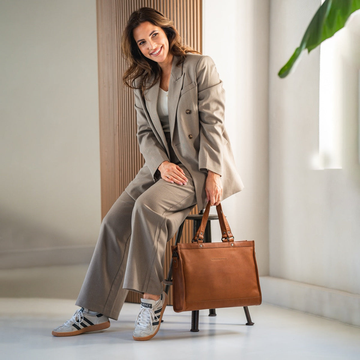 Manly Full-Grain Leather Laptop Bag para Mujer – Vista alternativa del producto 3