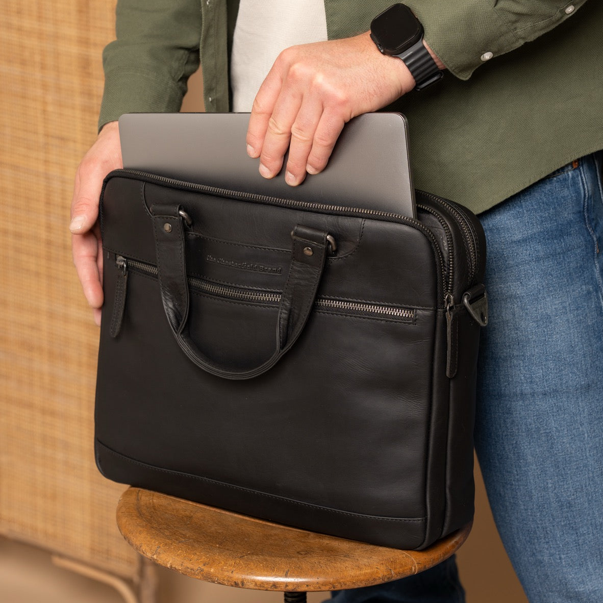 
Classic 100% Full-Grain leather Briefcase - Perspectiva trasera con correas de cuero reforzadas