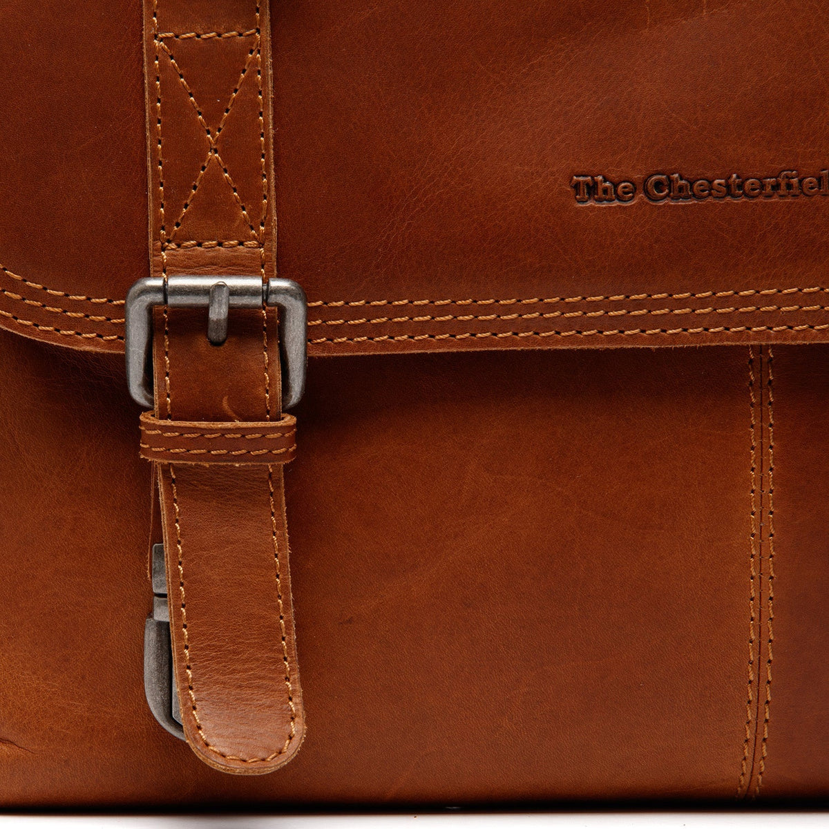 Solid Antique Brass Hardware &amp; Heavy-Duty Dual Zipper Detail on Veneto Full-Grain Leather Laptop Bag para Mujer