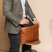 Veneto Full-Grain Leather Laptop Bag para Mujer - Structured Side Profile Showing Gusset Depth &amp; Expansion Capacity