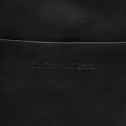 
Vista de detalle of Classic Collar & Heavy-Duty Zipper Hardware on Alesund Cuero Flor Integral Phone Bag