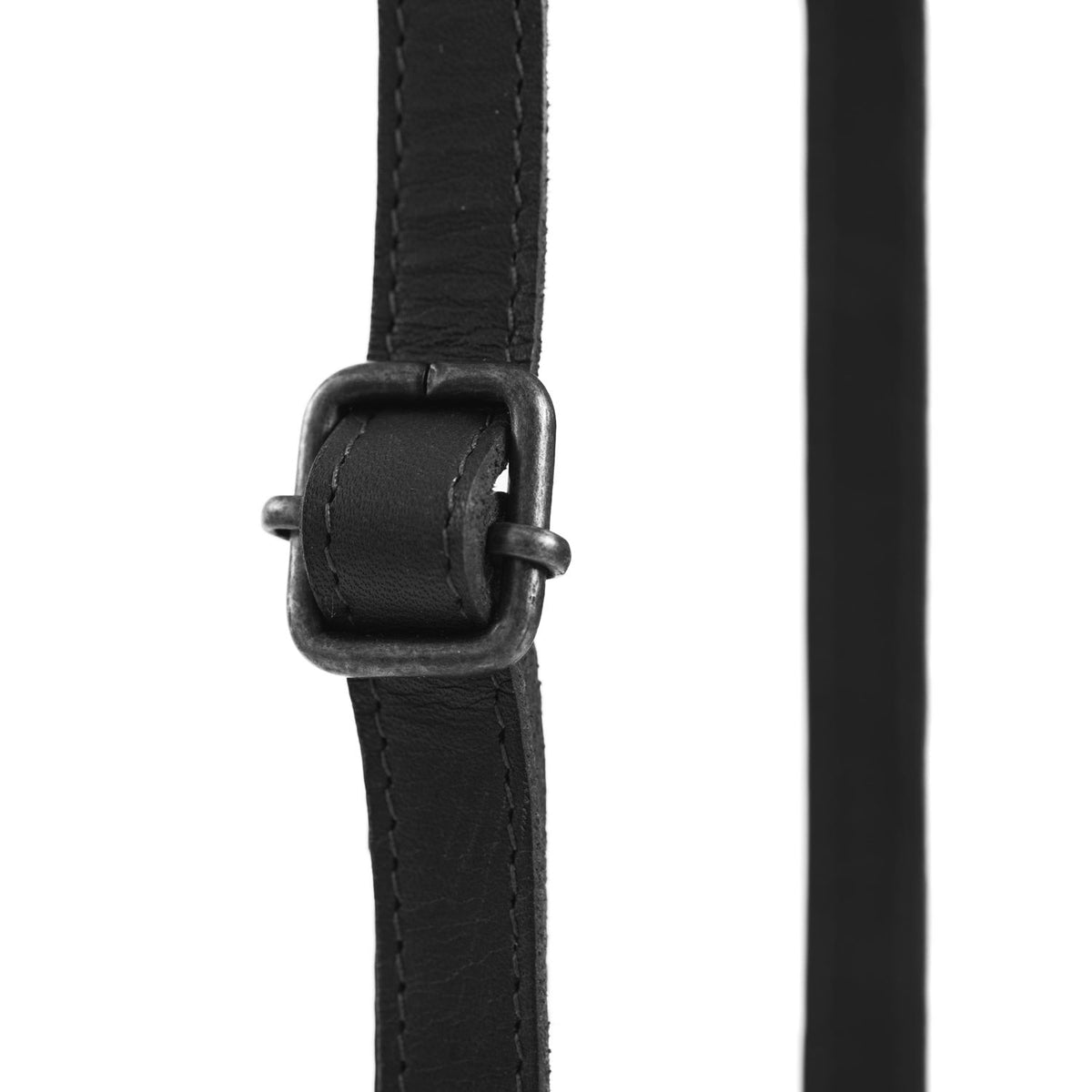 Tailored Rib Cuffs &amp; Hem Craftsmanship Construction Detail on Malaga Full-Grain Leather Phone Bag para Mujer