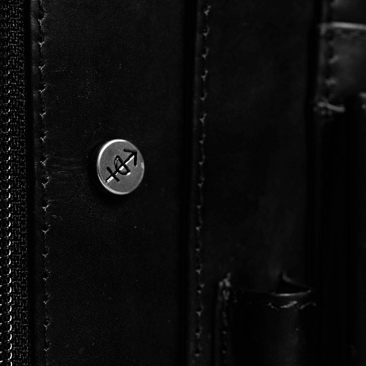Leather Portfolio Barnet para Mujer - Vista de perfil lateral con corte ergonómico de manga