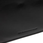 Detalle de cerca of Classic Collar &amp; Heavy-Duty Zipper Hardware on Leather Portfolio Moreton para Mujer