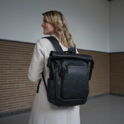 Remo Full-Grain Leather Roll-top Backpack para Mujer - Structured Side Profile Showing Gusset Depth &amp; Expansion Capacity