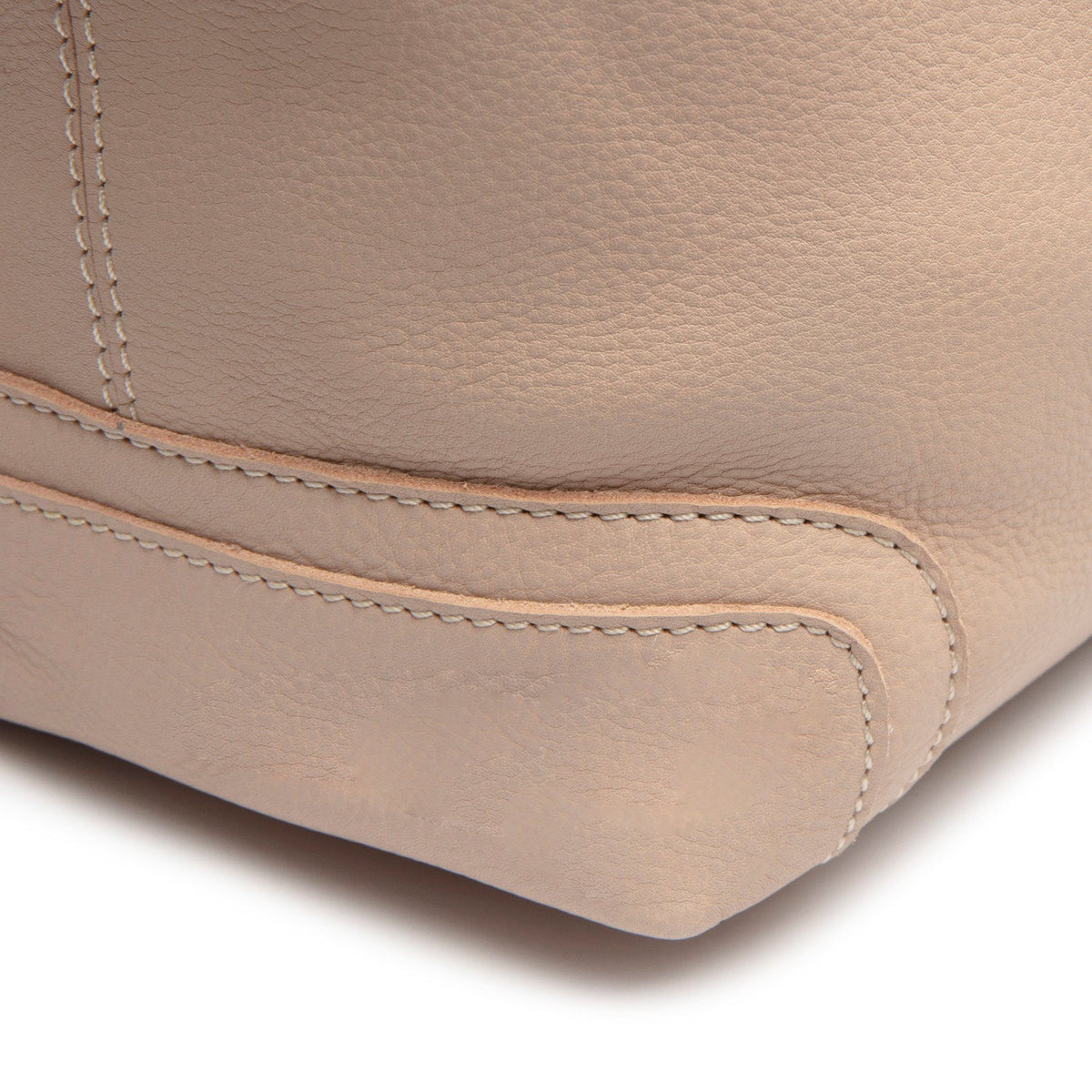 Solid Antique Brass Hardware &amp; Heavy-Duty Dual Zipper Detail on Astero Full-Grain Leather Shoulder Bag para Mujer