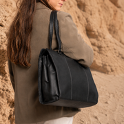 
Classic 100% Full-Grain leather Bag - Perspectiva trasera con correas de cuero reforzadas
