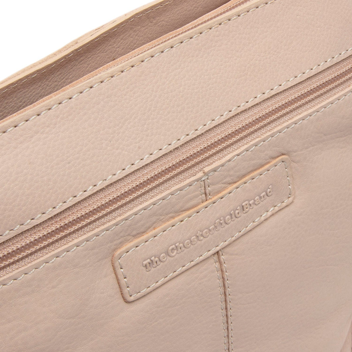
Solid Antique Brass Hardware & Heavy-Duty Dual Zipper Detail on Zarita Bolso de hombro de cuero flor
