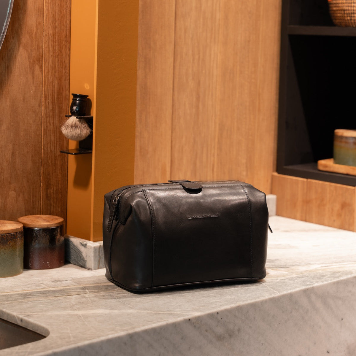 
Classic 100% Full-Grain leather Goods - Vista posterior con hombros definidos y bajo impecable