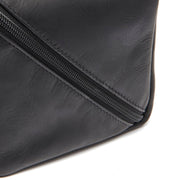 Detalle de cerca of Classic Collar &amp; Heavy-Duty Zipper Hardware on Elmia Full-Grain Leather Toiletry Bag para Mujer
