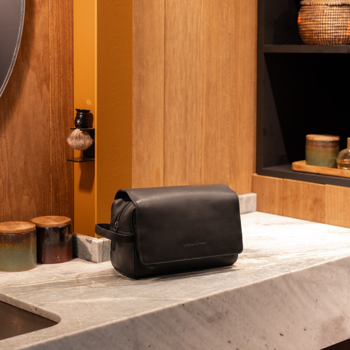 
Classic 100% Full-Grain leather Goods - Vista posterior con hombros definidos y bajo impecable