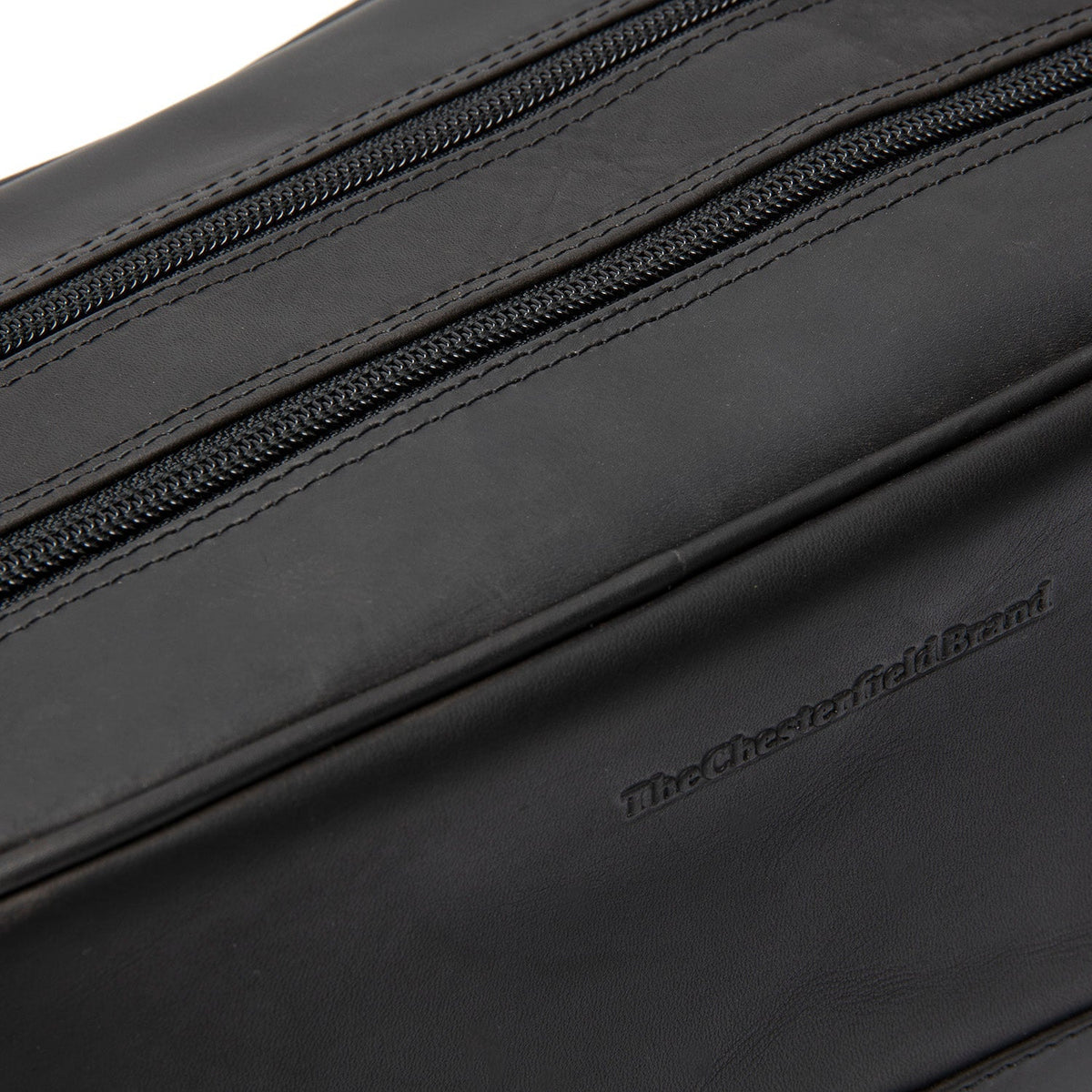 Tailored Rib Cuffs &amp; Hem Craftsmanship Construction Detail on Stacey Full-Grain Leather Toiletry Bag para Mujer