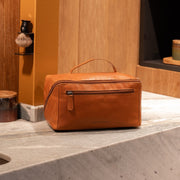 Trevia Full-Grain Leather Toiletry Bag para Mujer – Vista alternativa del producto 2