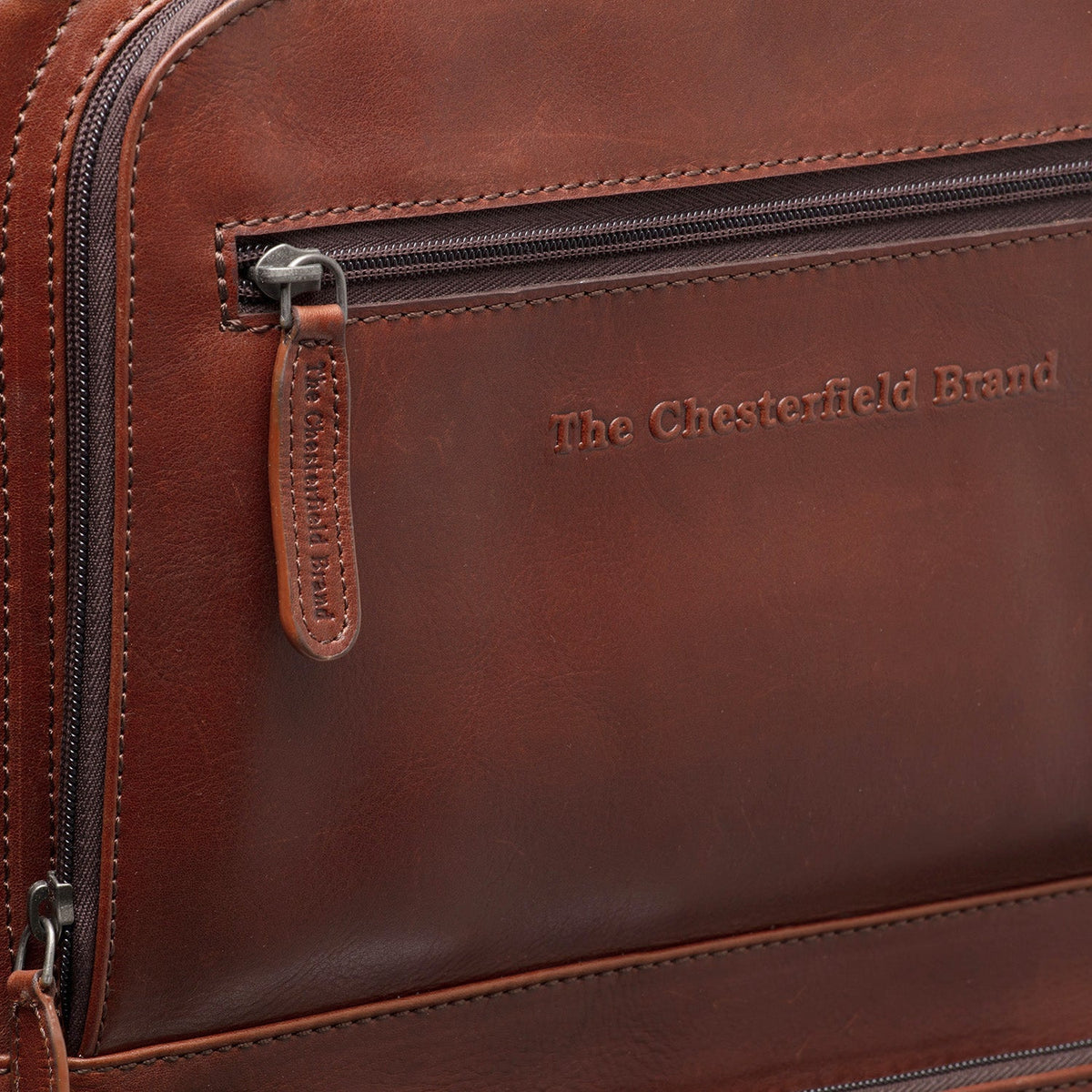 Detalle de cerca of Classic Collar &amp; Heavy-Duty Zipper Hardware on Leather Trolley San Marino para Mujer