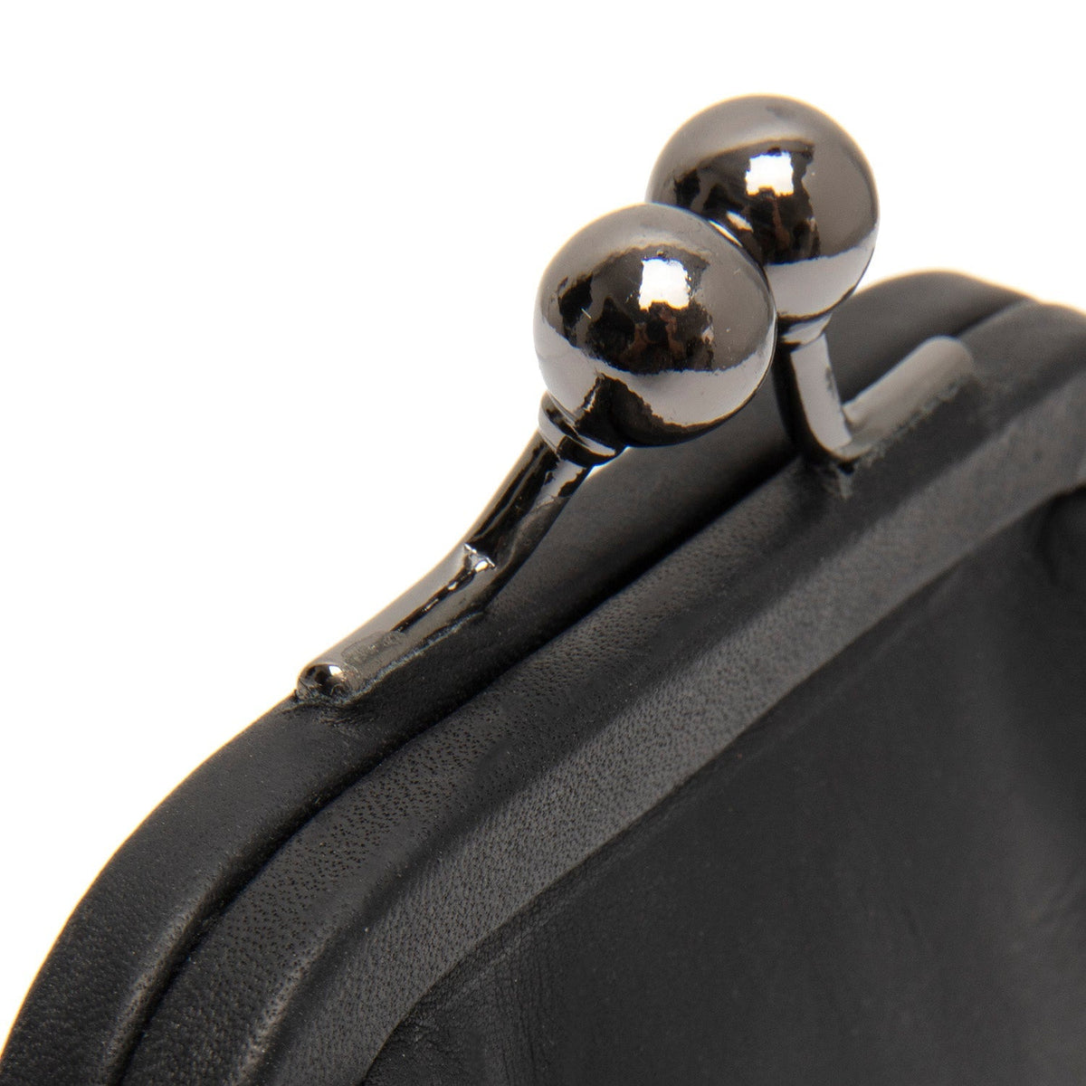 Solid Antique Brass Hardware &amp; Heavy-Duty Dual Zipper Detail on Calvia Full-Grain Cartera de Cuero para Mujer