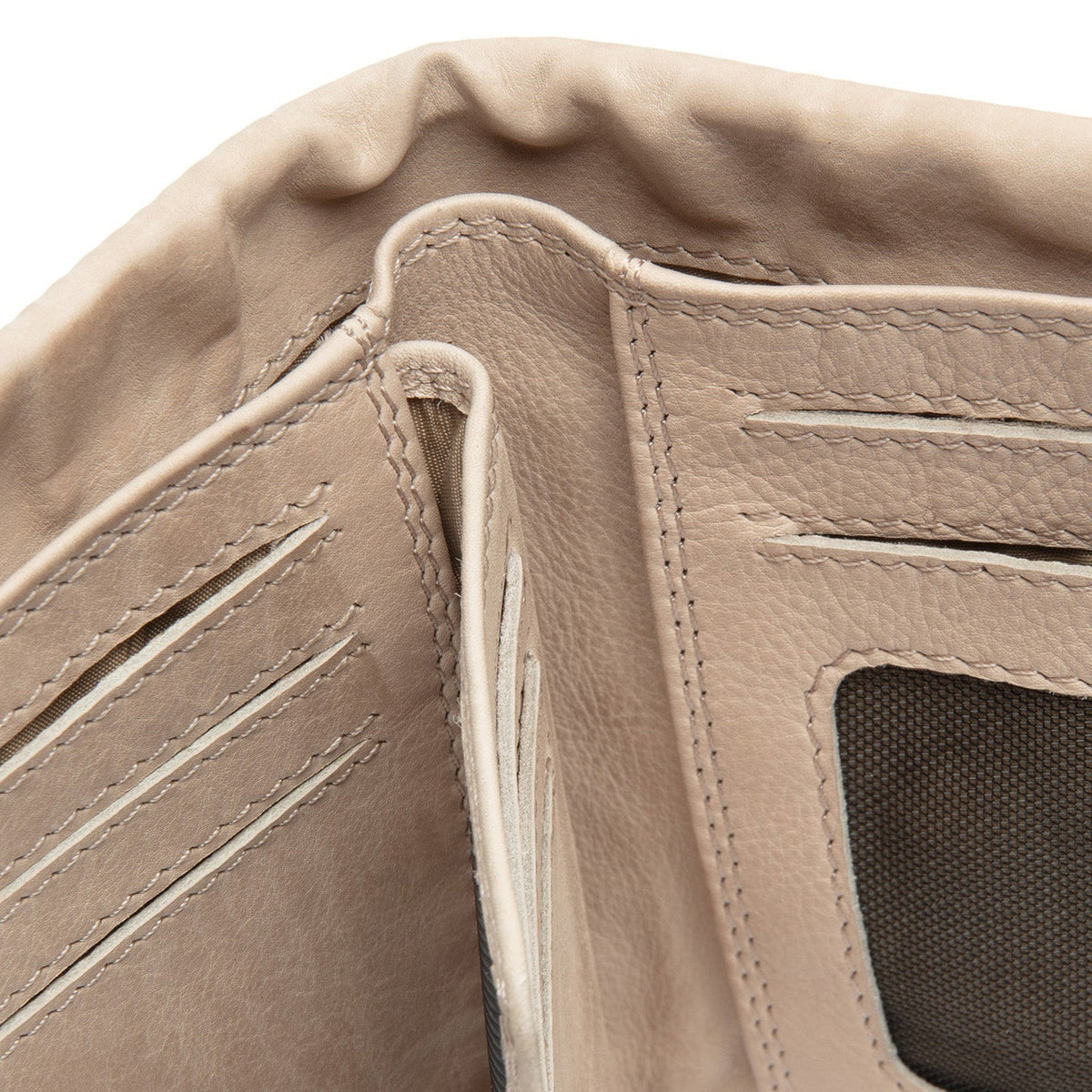 
Solid Antique Brass Hardware & Heavy-Duty Dual Zipper Detail on Mavona Billetera de cuero flor