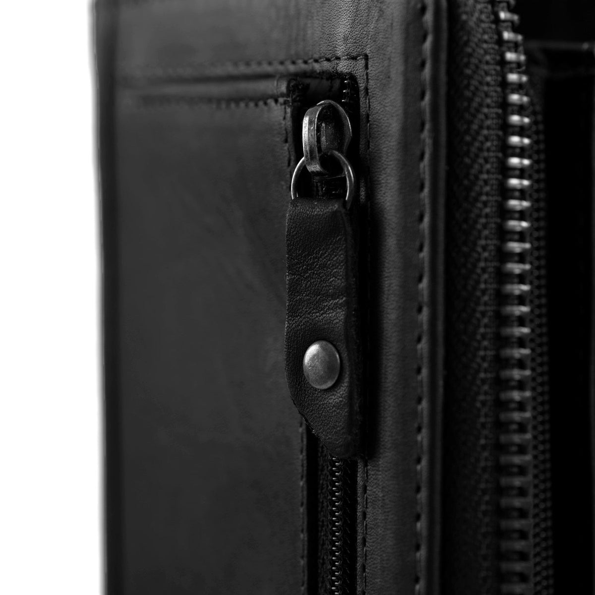 Solid Antique Brass Hardware &amp; Heavy-Duty Dual Zipper Detail on Nova Full-Grain Cartera de Cuero para Mujer