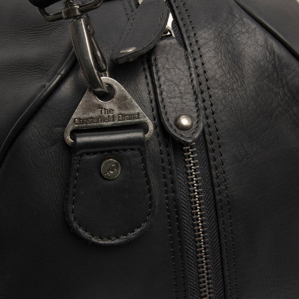 Solid Antique Brass Hardware &amp; Heavy-Duty Dual Zipper Detail on Rivaro Full-Grain Leather Weekender Bag para Mujer