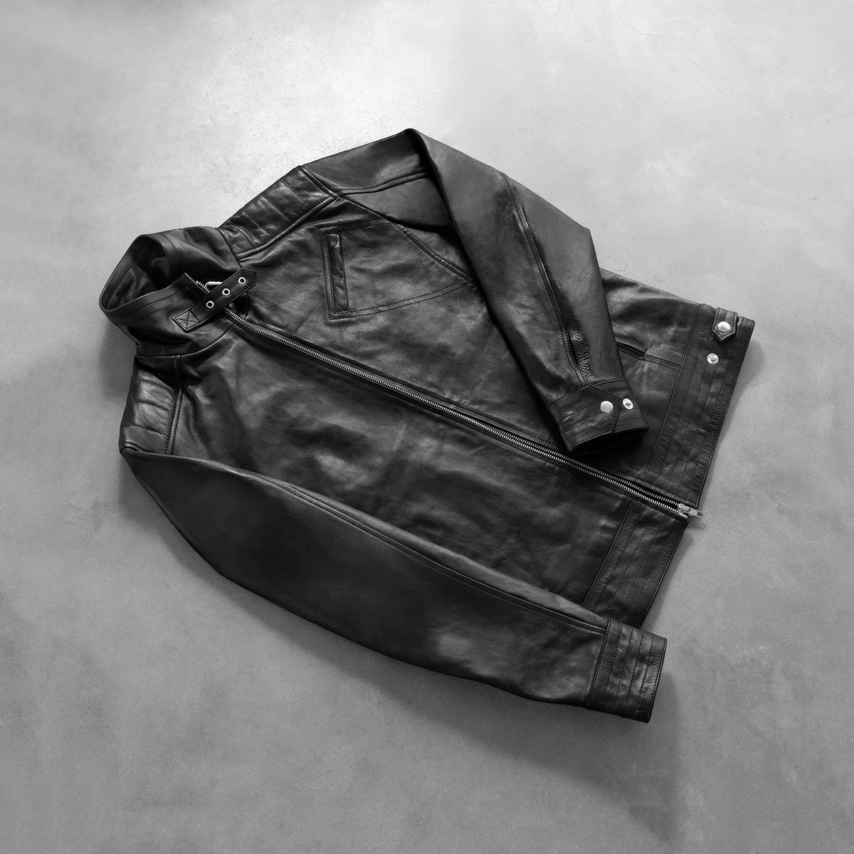 Styled Fit Perspective of Men's Legacy Negro Chaqueta Biker de Cuero para Hombre on Model - Natural Daylight Drape