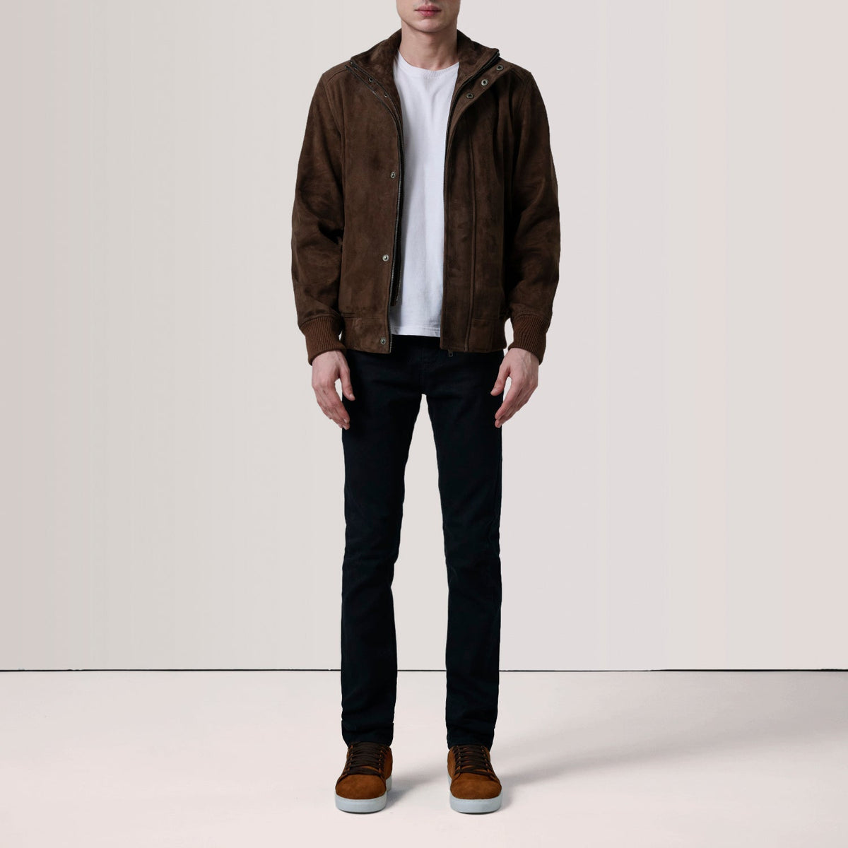 Styled Fit Perspective of Lester Marrón Suede Cazadora Bomber de Cuero para Hombre For Men on Model - Natural Daylight Drape
