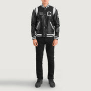 
Liberte California Negro Leather Varsity Chaqueta de Cuero para Hombre - Vista lateral mostrando el corte ergonómico de mangas