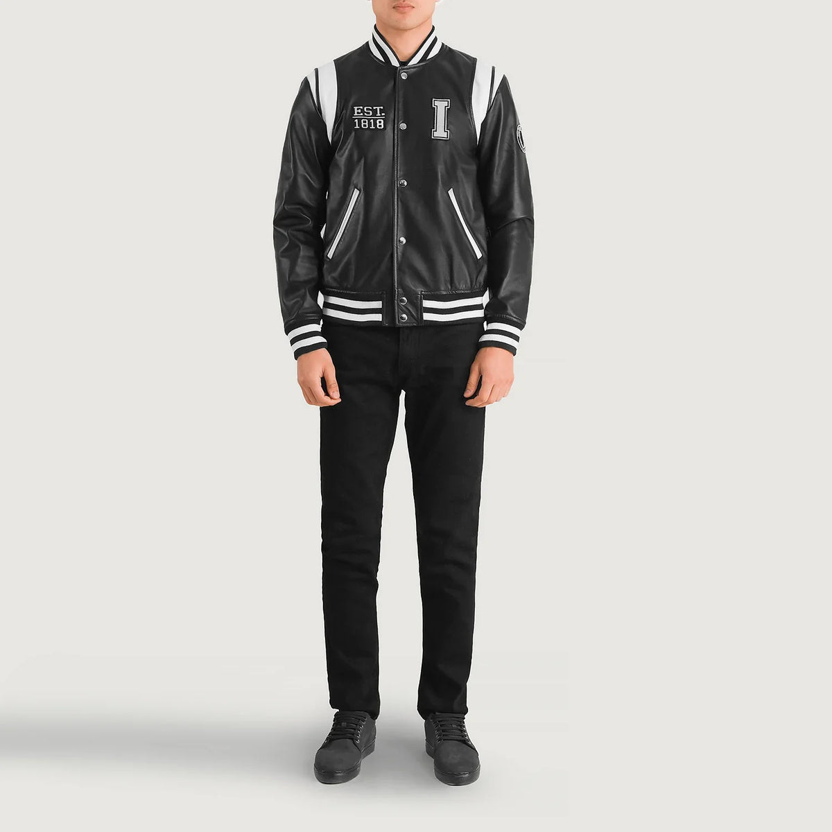 Liberte Illinois Negro Leather Varsity Chaqueta de Cuero para Hombre - Vista de perfil lateral con corte ergonómico de manga