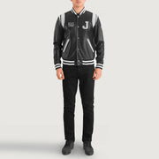 
Liberte New Jersey Negro Leather Varsity Chaqueta de Cuero para Hombre - Vista lateral mostrando el corte ergonómico de mangas