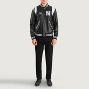 
Liberte New York Negro Leather Varsity Chaqueta de Cuero para Hombre - Vista lateral mostrando el corte ergonómico de mangas