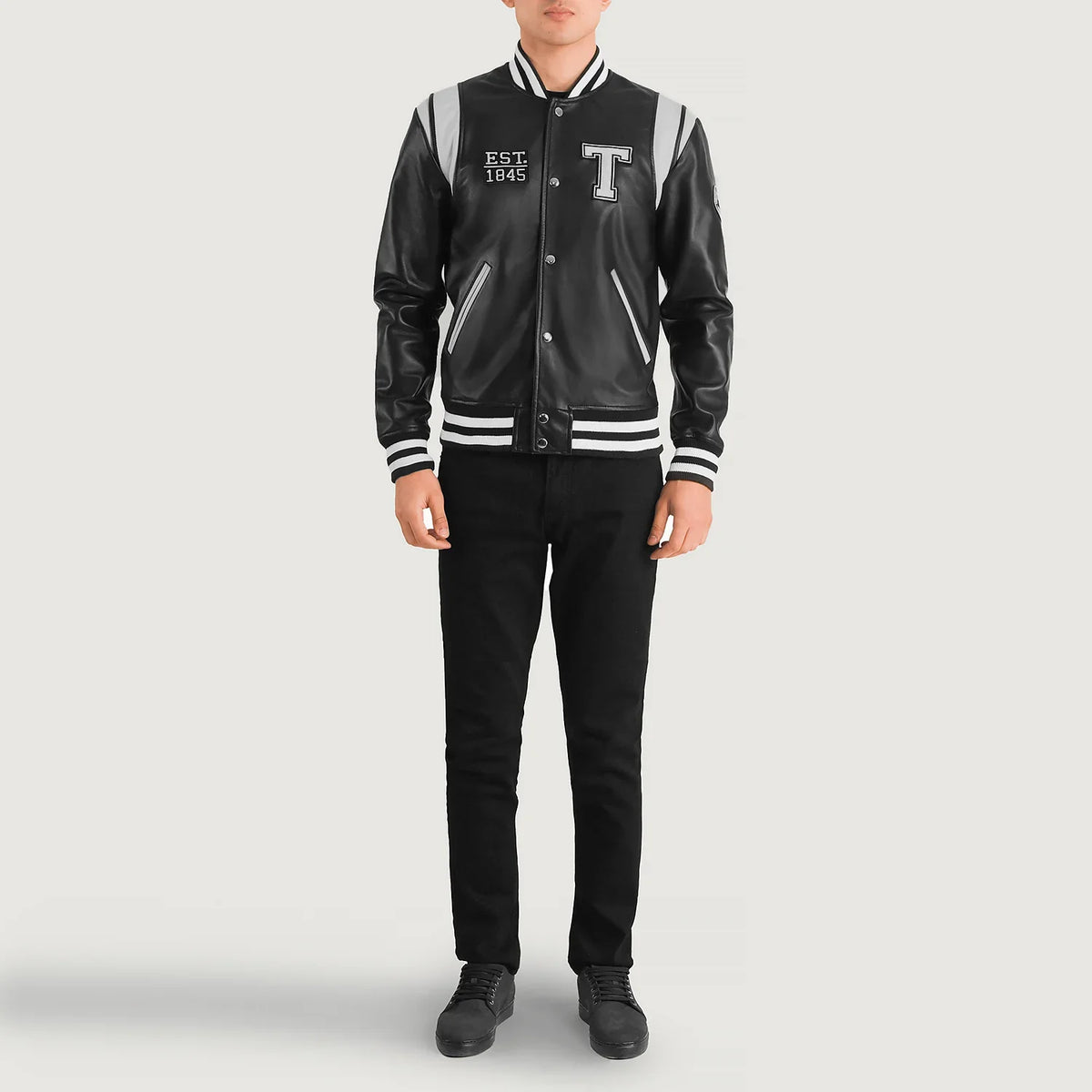 Liberte Texas Negro Leather Varsity Chaqueta de Cuero para Hombre - Vista de perfil lateral con corte ergonómico de manga