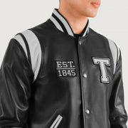 Detalle de cerca of Varsity &amp; Snap Button Hardware on Liberte Texas Negro Leather Varsity Chaqueta de Cuero para Hombre