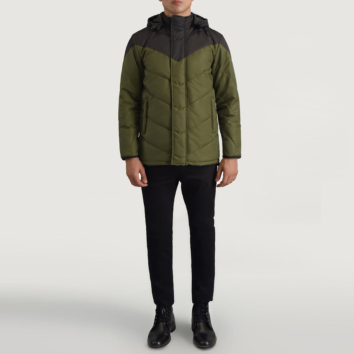 
Luka Negro & Verde Hooded Puffer Chaqueta de Cuero para Hombre - Vista lateral mostrando el corte ergonómico de mangas