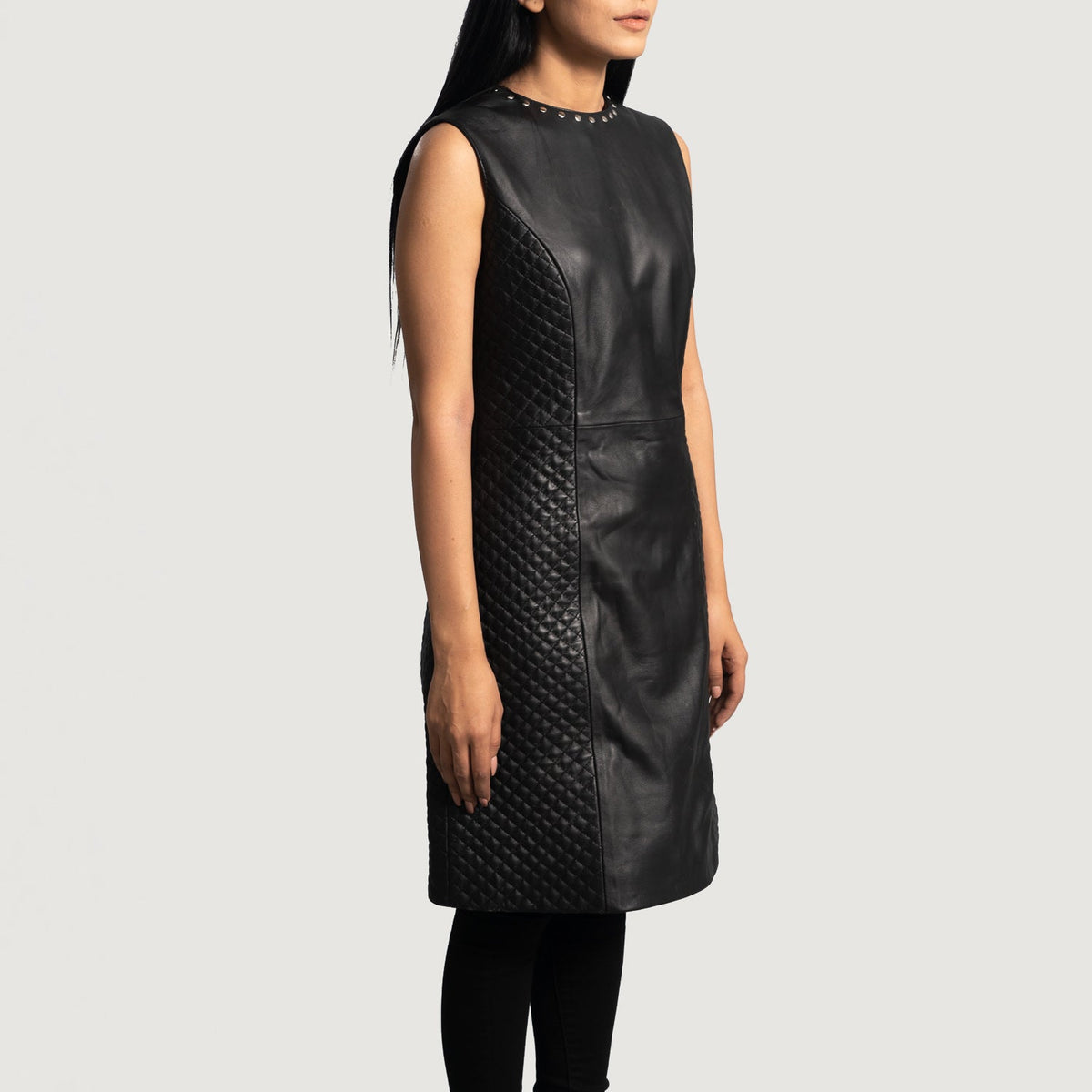 
Black Sheepskin leather Coat - Vista posterior con hombros definidos y bajo impecable