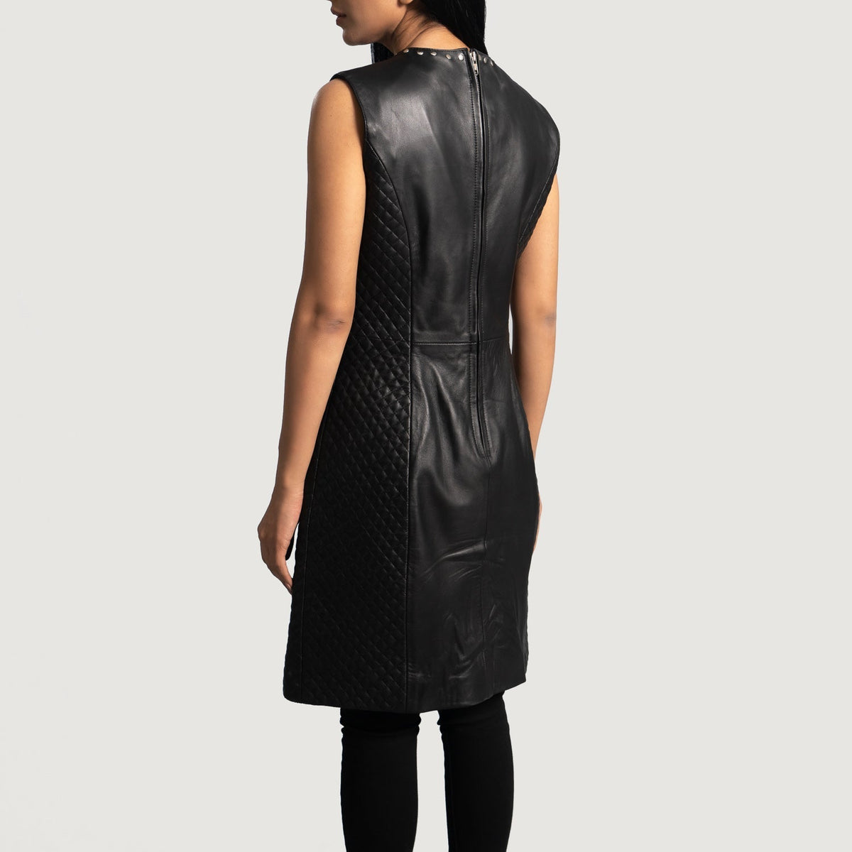 
Luxe Negro Leather Dress para Mujer - Vista lateral mostrando el corte ergonómico de mangas