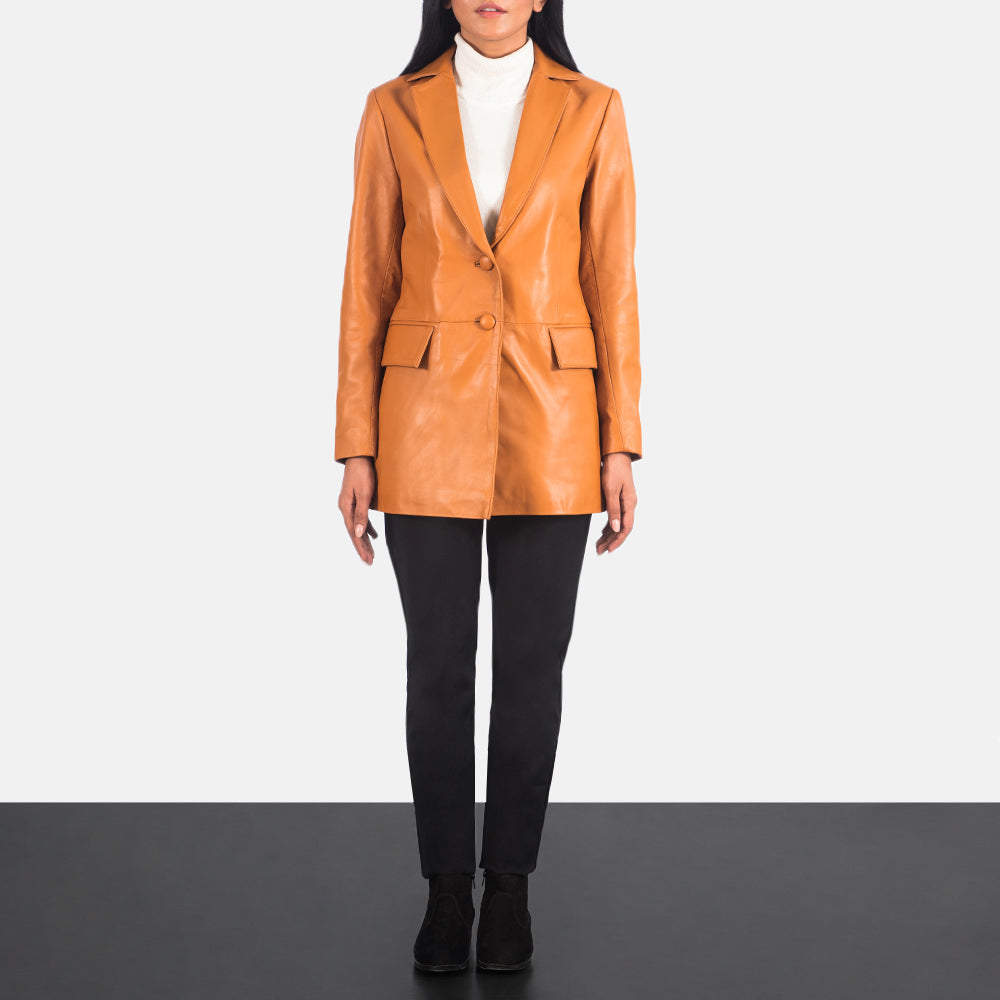 Women's Marilyn Tan Brown Leather Blazer - Vista de perfil lateral con corte ergonómico de manga