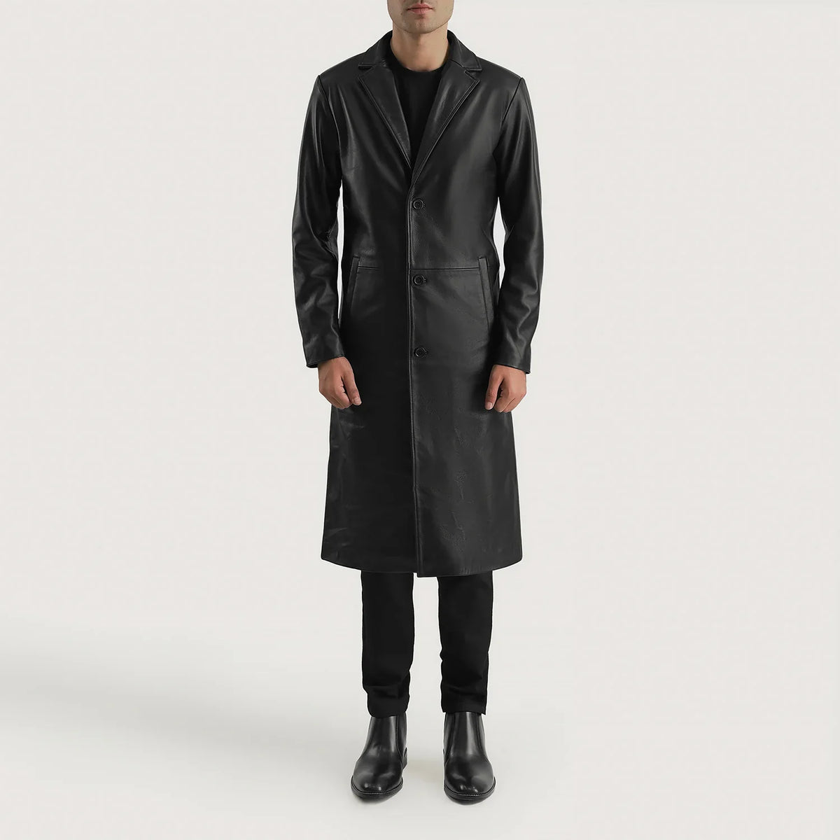 Mateo Black Leather Single Breasted Coat - Vista de perfil lateral con corte ergonómico de manga