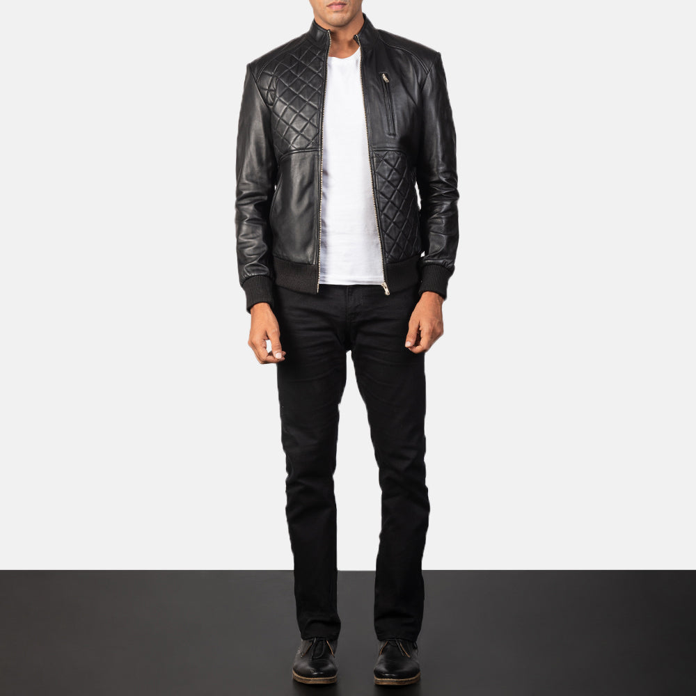 Moda Black Leather Bomber Jacket - Vista de perfil lateral con corte ergonómico de manga