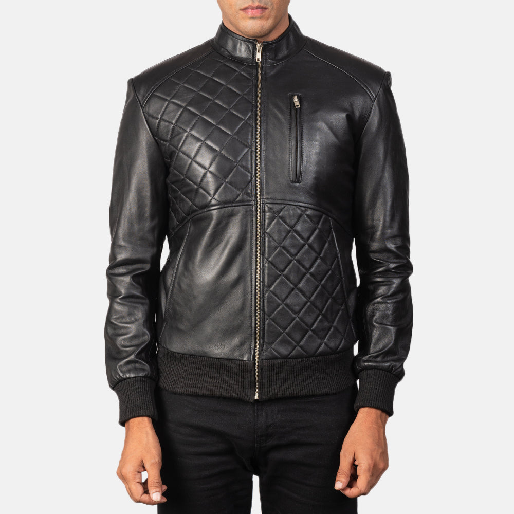 Detalle de cerca of Band &amp; Zipper Hardware on Moda Black Leather Bomber Jacket