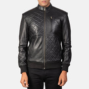 Detalle de cerca of Band &amp; Zipper Hardware on Moda Black Leather Bomber Jacket